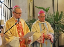 Abp Celestino Migliore i bp Piotr Libera w kaplicy obrazu Matki Bożej Przasnyskiej