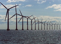 W 2010 roku na morzach w Europie działało  30 farm z 6100 turbinami o łącznej mocy prawie 4000 MW. EWEA (European Wind Energy Association) przewiduje, że do 2020 r. łączna moc turbin wiatrowych na morzach Europy wzrośnie 50-krotnie  –do wartości 200 GW mocy. Pierwsza polska morska farma wiatrowa, z około 60 turbinami, będzie zlokalizowana niedaleko Słupska. Jej moc ma wynosić od 122  do 183 MW