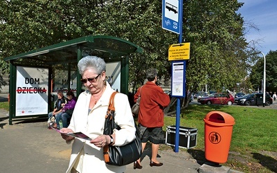 Katowice, 24 września. Maria Tomczok wybrała się do centrum Katowic po raz pierwszy po zmianie tras tramwajów. – Wszystko jest oznakowane i są osoby z informatorami, więc nietrudno trafić na przystanki. Na pewno w gorszej sytuacji są ci, którzy w ogóle nie znają miasta – mówi
