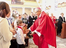 Po Mszy św. bp Antoni zapraszał do wspólnej zabawy