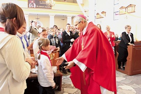 Po Mszy św. bp Antoni zapraszał do wspólnej zabawy