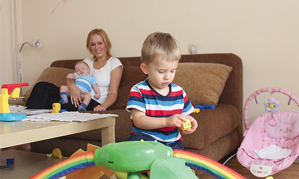 Magdalena Głowala z dwuletnim Antosiem i trzymiesięcznym Adasiem