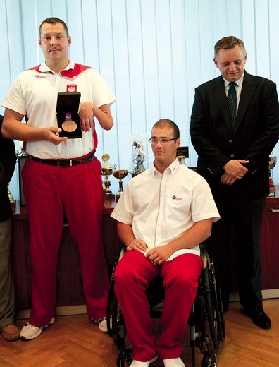 – Miasto nas docenia – mówili podczas spotkania z prezydentem Koszalina paraolimpijczycy Tomasz Rębisz (z lewej) i Maciej Sochal