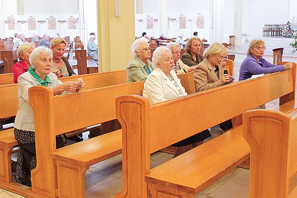 W parafii Matki Bożej Fatimskiej w Gdańsku wytrwale modli się 15 róż różańcowych