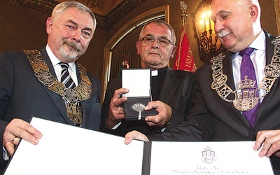 – Medal powieszę w kaplicy Matki Bożej Fatimskiej – powiedział ks. Edward Baniak (w środku). Po lewej prezydent Krakowa Jacek Majchrowski, po prawej Bogusław Kośmider