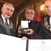 – Medal powieszę w kaplicy Matki Bożej Fatimskiej – powiedział ks. Edward Baniak (w środku). Po lewej prezydent Krakowa Jacek Majchrowski, po prawej Bogusław Kośmider