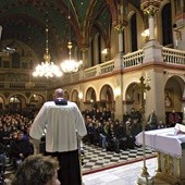 Spotkania akademickie w kościele Matki Bożej z Lourdes „Na Miasteczku” przyciągają wielu studentów