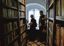 Abp Alfons Nossol ze zwiedzają-cymi jego bibliotekę