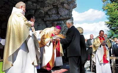 Biskup opolski przyjął chleb z rąk starostów dożynkowych Teresy Hasiak i Leszka Przybyszewskiego 