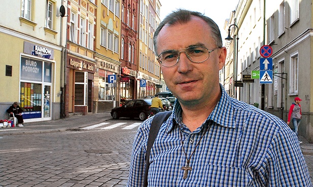 O. Symeon Stachera OFM pochodzi z Dobrzynia k. Brzegu, jest franciszkaninem z Prowincji św. Jadwigi Śl. 20 lat temu wyjechał na misje. Przez 10 lat pracował w Boliwii, potem został skierowany do Maroka. Pracował w Larache i Meknes, od dwóch lat jest w Tangerze nad cieśniną Gibraltar. Był tam proboszczem katedry, a w maju br. został wikariuszem generalnym archidiecezji Tanger