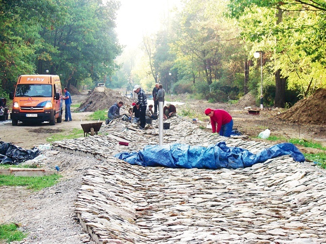 Koryto cieku wysadzane jest łupkowym kamieniem