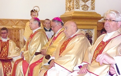  Obok abp. Zygmunta Zimowskiego (trzeci z lewej) Eucharystię współkoncelebrowali: (od lewej) ks. Marek Fituch, bp Henryk Tomasik, ks. inf. Czesław Wala, ks. inf. Stanisław Pindera 