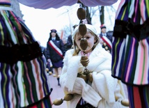  Procesje w czasie religijnych uroczystości są okazją do publicznej manifestacji wiary. Koła Żywego Różańca dumnie prezentują wówczas swą obecność