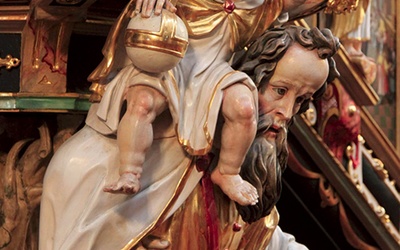 Figura św. Krzysztofa symbolicznie upamiętnia zleceniodawcę powstania kazalnicy – Karola II 