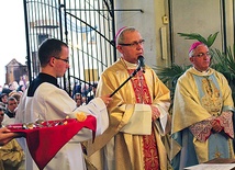 Bp Piotr Libera w obecności nuncjusza apostolskiego złożył jako wotum bursztynową różę dla przasnyskiego sanktuarium 