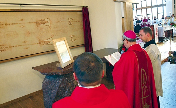  Bp Piotr Libera poświęcił ołtarz Całunu Turyńskiego 
