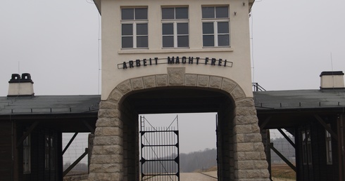 Brama byłego obozu Gross-Rosen