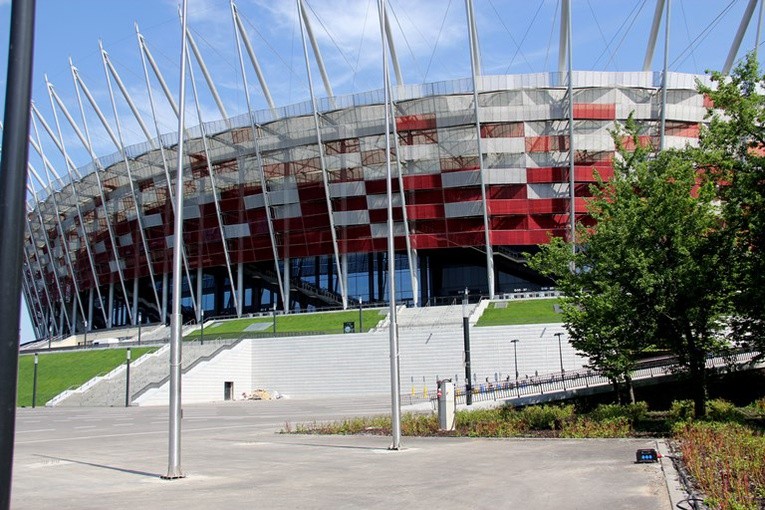 Rosną koszty utrzymania stadionu, bo za każdą wymianę murawy trzeba zapłacić ok. pół miliona złotych