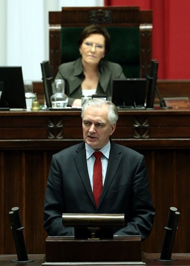 Gowin: Otwierania trumien zakazuje prawo