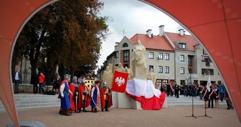 Uroczystość odsłonięcia pomnika odbyła się 28 września 