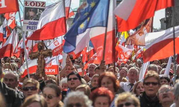 Zbierają się uczestnicy marszu "Obudź się Polsko"
