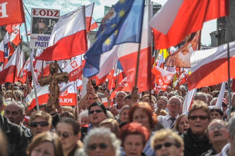 Zbierają się uczestnicy marszu "Obudź się Polsko"