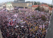 Zbierają się uczestnicy marszu "Obudź się Polsko"