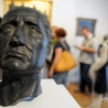 Zwiedzającym wystawę w radomskim muzeum Malczewskiego bacznie przygląda się Cezar