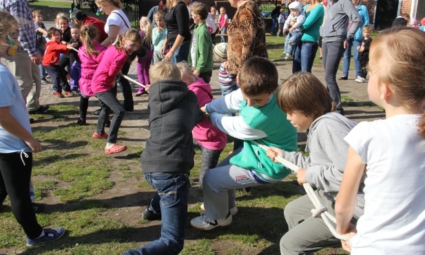 Jedną ze sportowych atrakcji były zawody w przeciąganiu liny