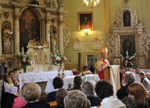 Biskup Marcinkowski święci Drogę Krzyżową
