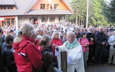 Modlitwa piechurów pod Babią Górą