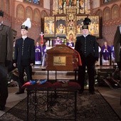 21 kwietnia 2010 r. odbył się w Gdańsku uroczysty pogrzeb Anny Walentynowicz. 25 września 2012 r. okazało się, że zamiast niej pochowano Teresę Walewską- -Przyjałkowską