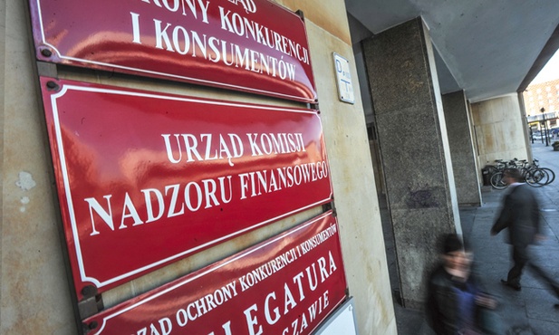  Licencje na prowadzenie usług bankowych wydaje Komisja Nadzoru Finansowego.  Dba też o to, by wszystkie instytucje finansowe przestrzegały prawa 