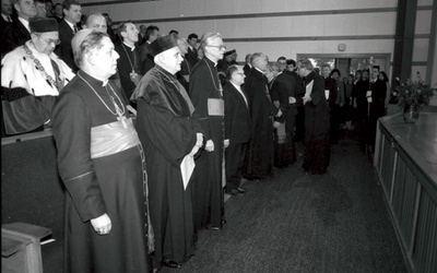 Lublin, 23 października 1988 r., KUL. Inauguracja roku akademickiego, podczas której kardynał Joseph Ratzinger otrzymał doktorat honoris causa tej uczelni z rąk rektora biskupa Jana Śrutwy. Od lewej stoją: kardynał Józef Glemp – prymas Polski, kardynał Joseph Ratzinger i kardynał Franciszek Macharski