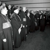 Lublin, 23 października 1988 r., KUL. Inauguracja roku akademickiego, podczas której kardynał Joseph Ratzinger otrzymał doktorat honoris causa tej uczelni z rąk rektora biskupa Jana Śrutwy. Od lewej stoją: kardynał Józef Glemp – prymas Polski, kardynał Joseph Ratzinger i kardynał Franciszek Macharski