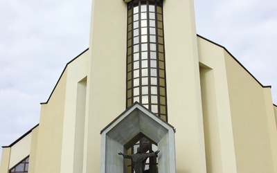  Wchodzących do kościoła wita figura Chrystusa  nad wejściem