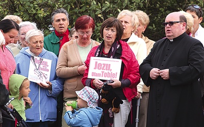  Wśród odmawiających koronkę byli zarówno dorośli, jak i dzieci. Każdy przyniósł tu swoją intencję