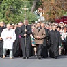  Pielgrzymi z bp. Andrzejem F. Dziubą w drodze do sanktuarium