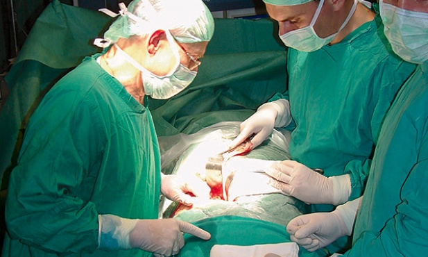 Zdjęcia z pierwszego przeszczepu nerek, którego w 2010 roku dokonano w Olsztynie 