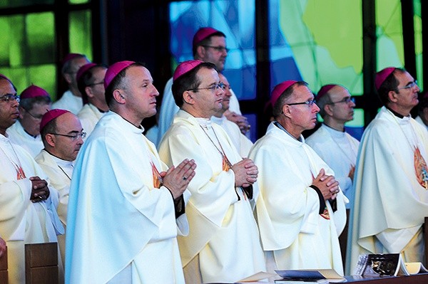  – To było prawdziwe doświadczenie Kościoła powszechnego – mówi bp Tadeusz Lityński. Na zdjęciu podczas liturgii