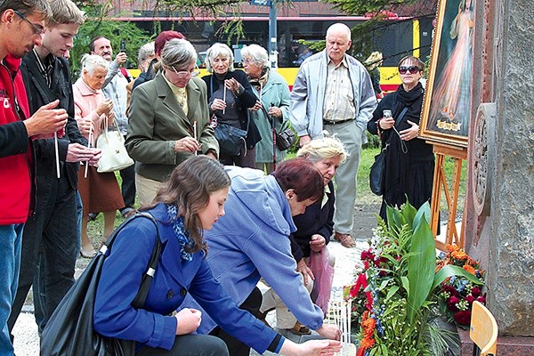 Wierni, którzy modlili się z dominikanami pod ormiańskim krzyżem, pozostawili zapalone świece