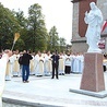 Kard. Stanisław Dziwisz święci rzeźbę NSPJ, którą ufundowali kapłani pochodzący z nowotarskiej parafii
