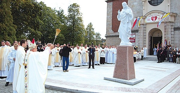 Kard. Stanisław Dziwisz święci rzeźbę NSPJ, którą ufundowali kapłani pochodzący z nowotarskiej parafii