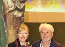  Autorka filmu z operatorem Mieczysławem Chudzikiem prezentują nagrodę festiwalu „Magnificat”