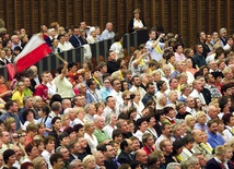  Uczestnicy metropolitalnej pielgrzymki do Rzymu z okazji 750. rocznicy śmierci św. Jacka, podczas koncertu zespołu „Śląsk” w auli Pawła VI