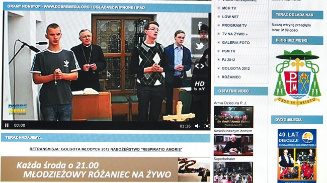  Bp Edward Dajczak modli się w swojej kaplicy. W tym samym czasie przed monitorami towarzyszą mu tysiące internautów