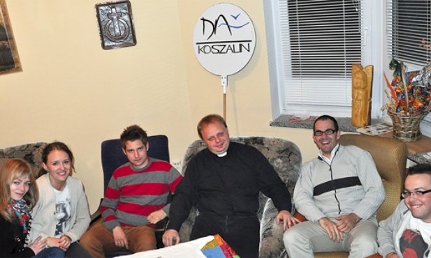  Agnieszka, Ania, Karol, ks. Wojtek, Jacek i Bartek opowiadają o swojej przygodzie z DA