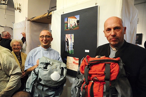 Jednymi z eksponatów są plecaki z charakterystycznymi muszlami, które ks. Ireneusz Lewandowski (pierwszy z prawej) i ks. Paweł Stefański mieli ze sobą na pielgrzymim szlaku