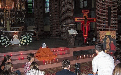  Modlitwa w gliwickiej katedrze w 2005 roku, po tragicznej śmierci brata Rogera, założyciela wspólnoty ekumenicznej w Taizé
