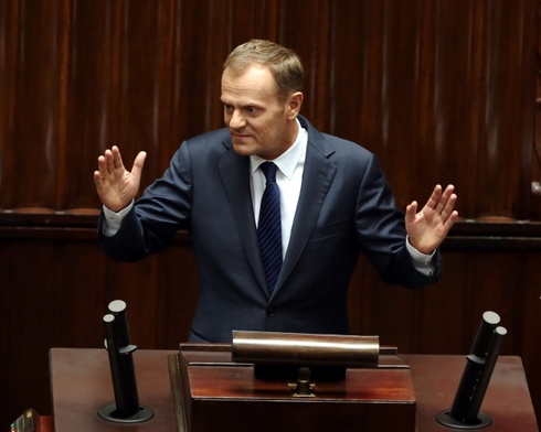 Tusk przybił piątkę z sędzią Milewskim